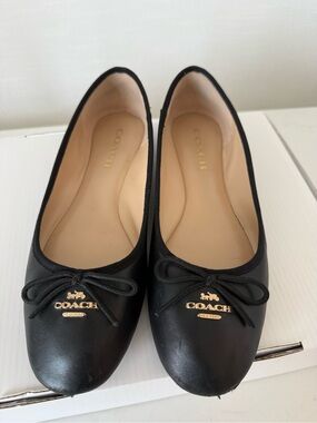 Coach Black Leather Ballet Flats with Gold Logo Bow Size 9.5 - Preloved